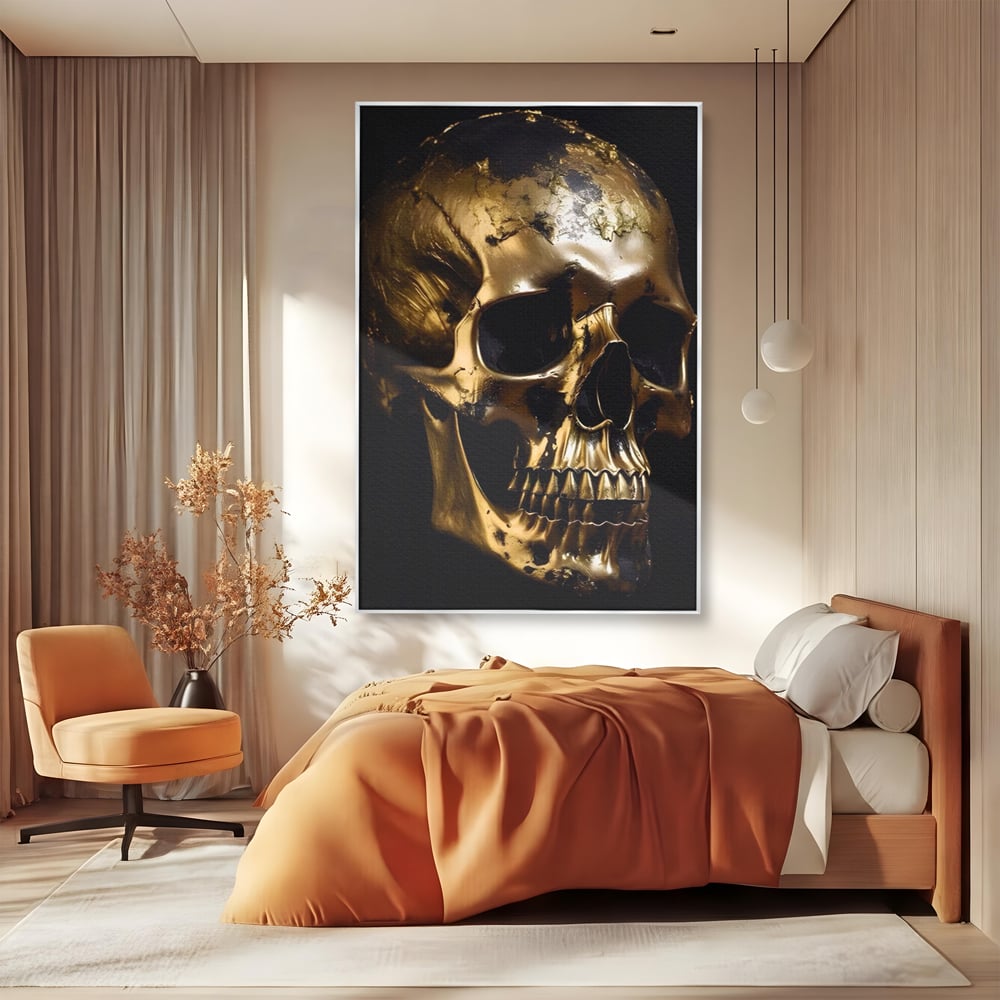 Tablou canvas cu tablou canvas cu craniu auriu, in rama de aluminiu argintiu, pe perete intr-un dormitor